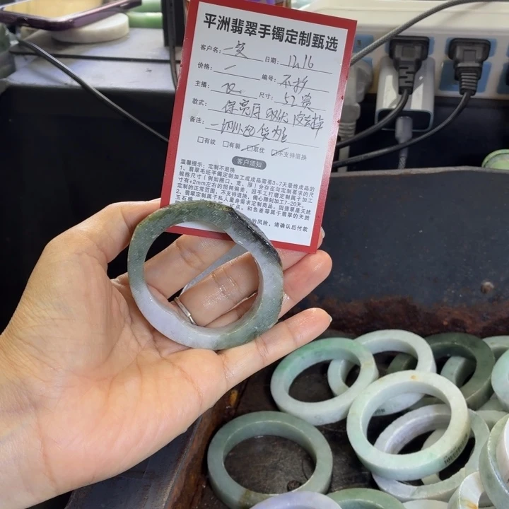 嫣***。定制翡翠未镶嵌52贵妃