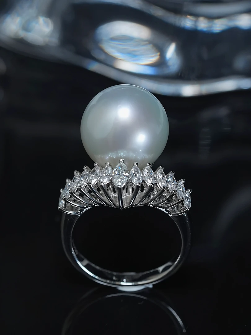 美珍真 18K金镶嵌钻石 澳白珍珠戒指 海水珍珠 经典V型马眼钻