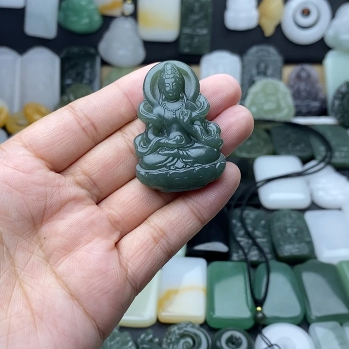 陈***晨和田玉未镶嵌颈饰