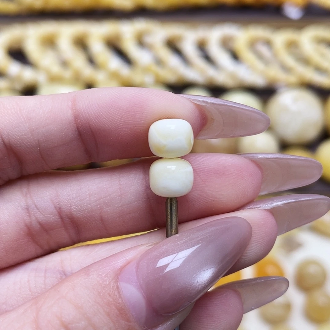 琥珀未镶嵌裸石8.2*6.8mm老型对珠瑕