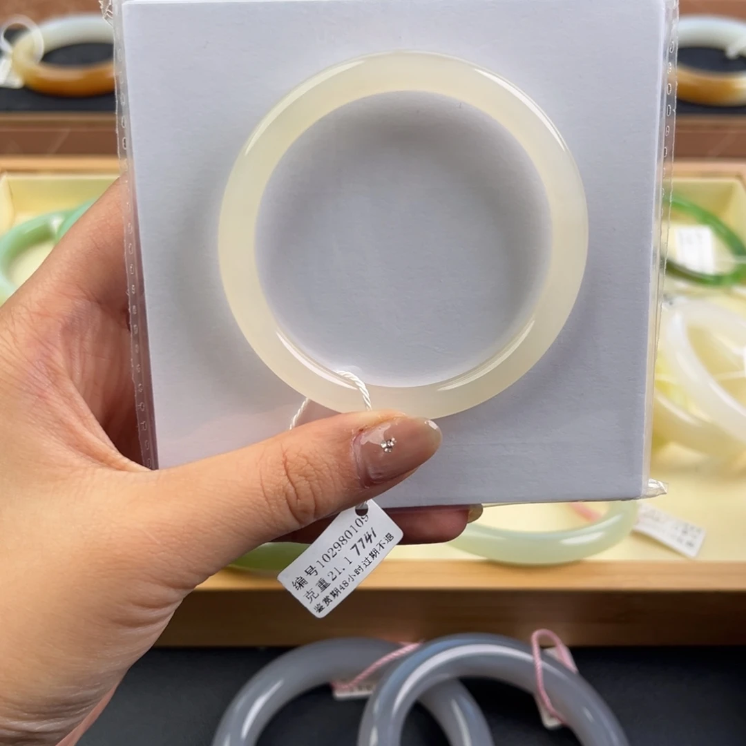 和田玉未镶嵌手镯有微瑕