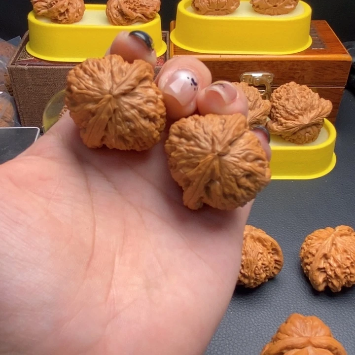把件文玩核桃636白狮子手捻32