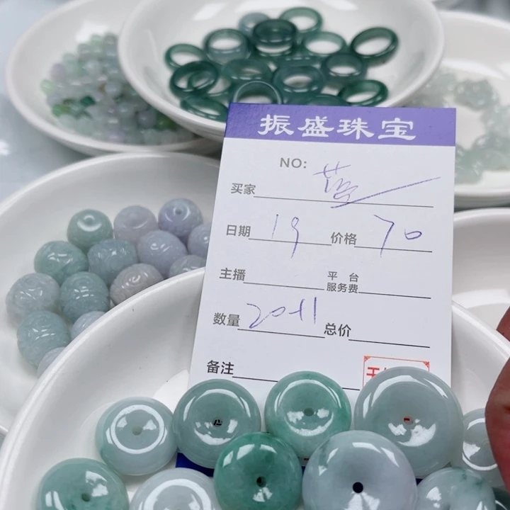 蓝***糕翡翠未镶嵌颈饰Wwwwwwwww