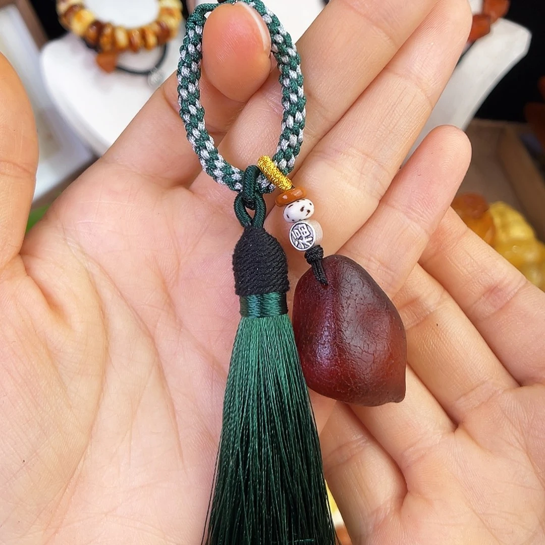 琥珀珠宝奇石未镶嵌。