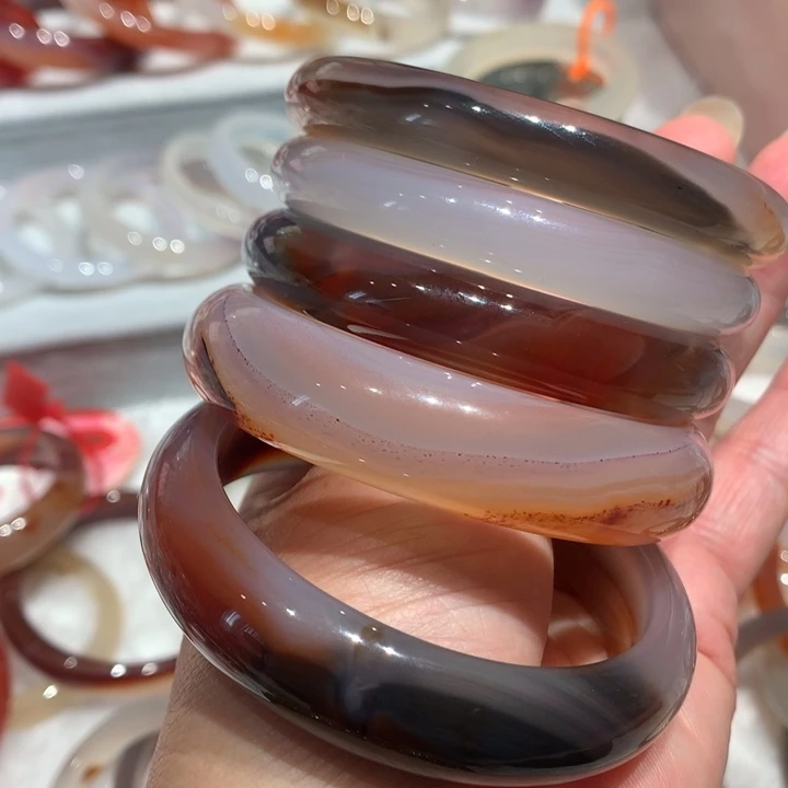 玛瑙/玉髓手镯未镶嵌被****?58