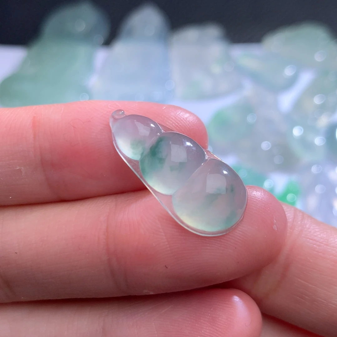 翡翠足金镶嵌颈饰缅甸翡翠