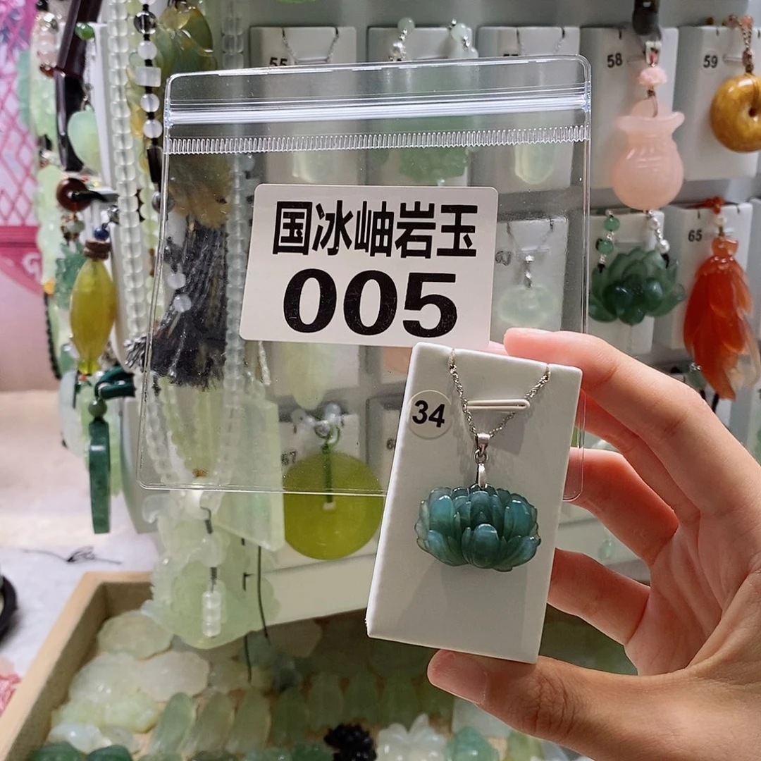 静****蛇纹石玉未镶嵌颈饰