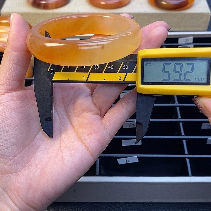 未镶嵌石英质玉（黄龙玉）手镯49号