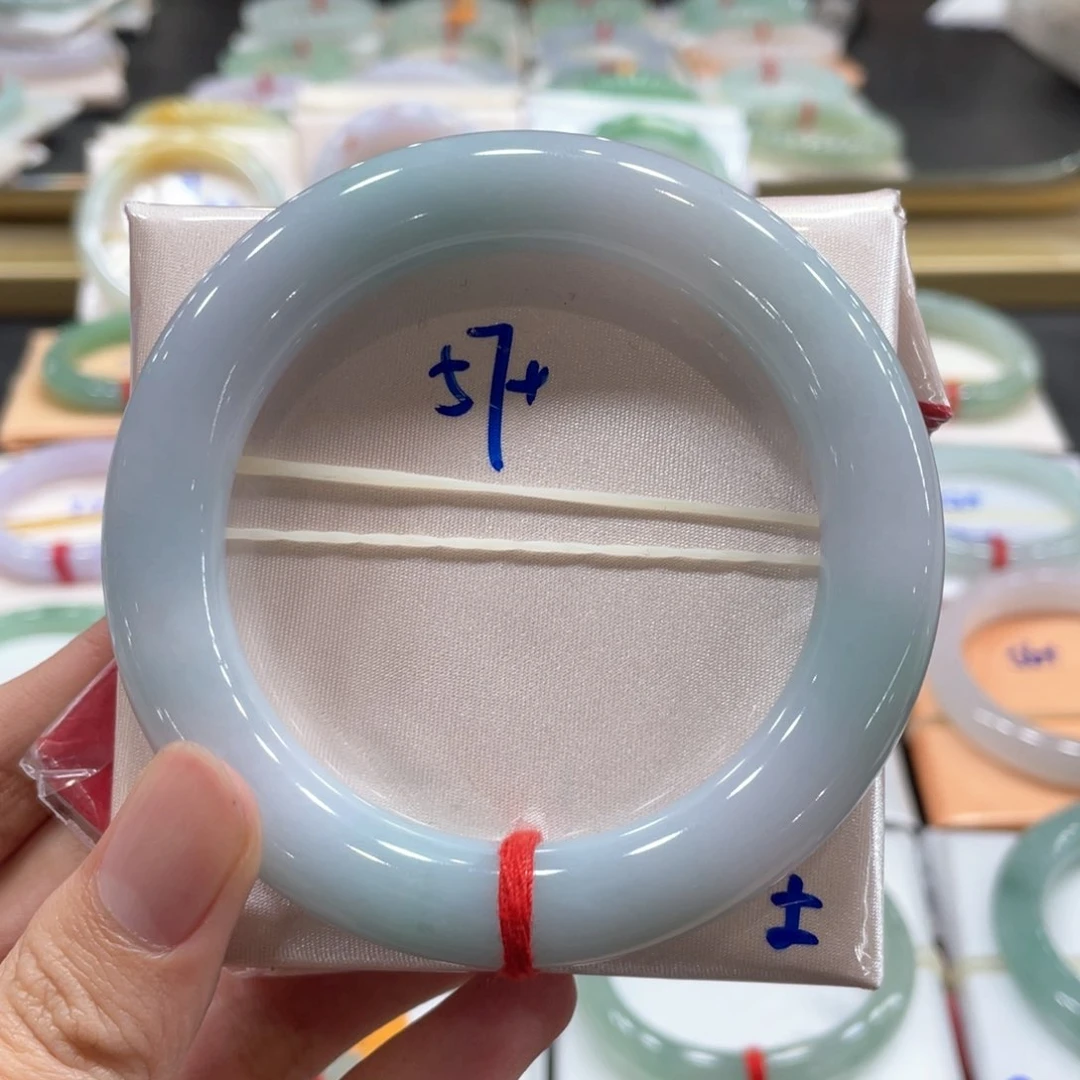 翡翠手镯未镶嵌翡翠手镯