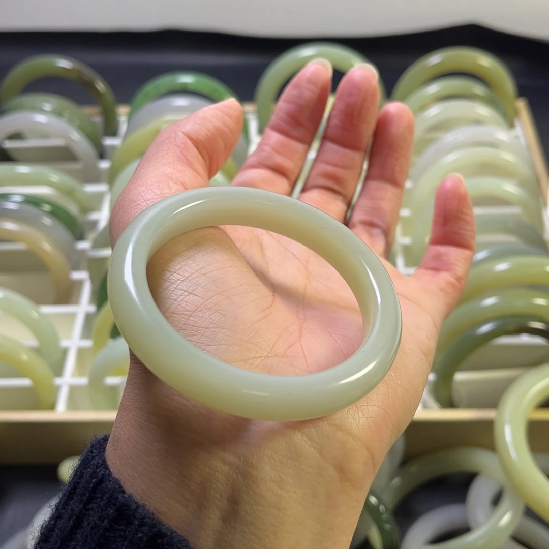 和田玉未镶嵌手镯52.8圈