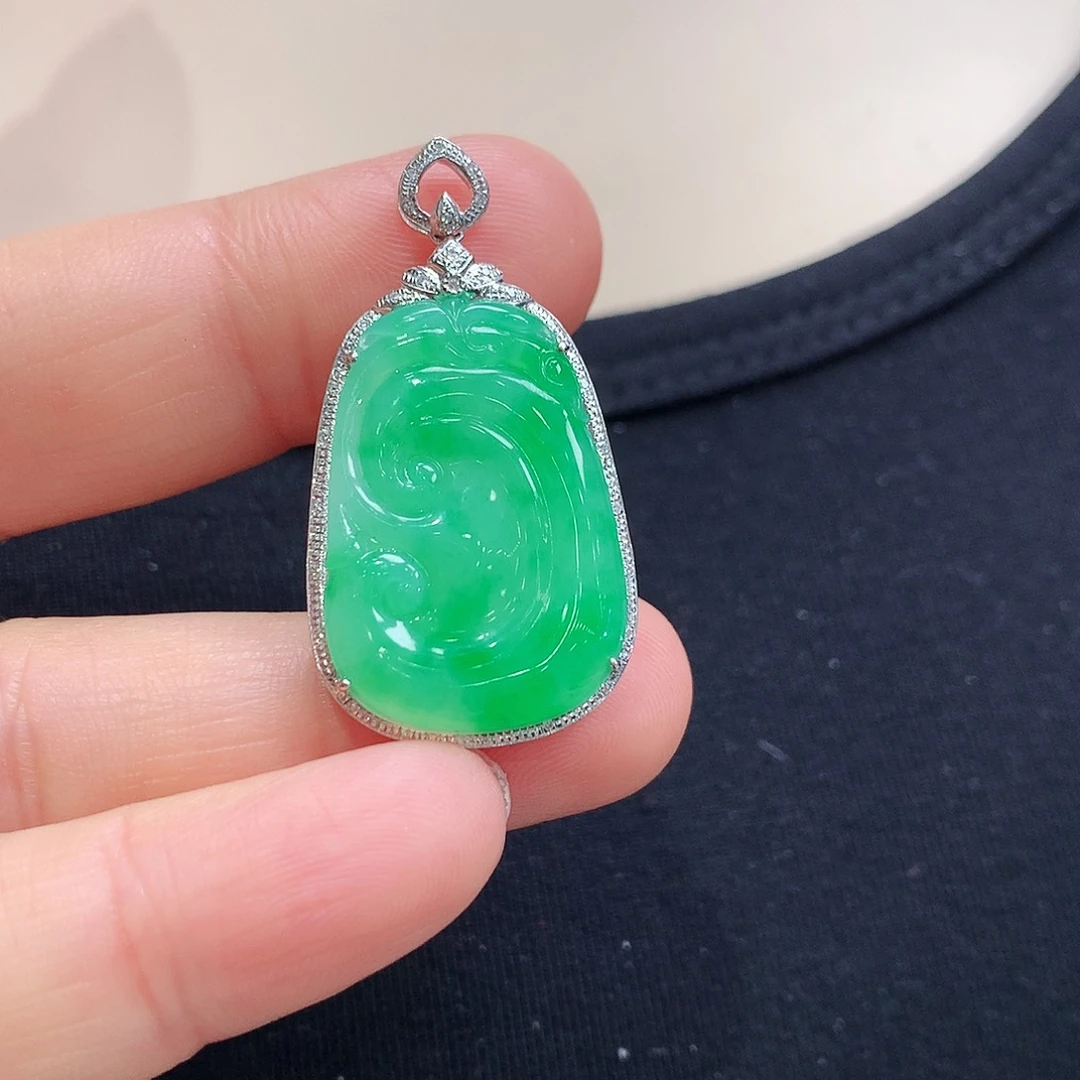 翡翠颈饰18K金镶嵌如意