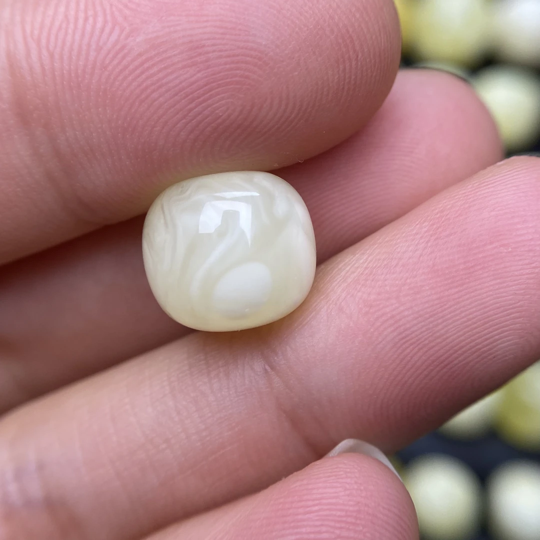 蜜蜡荔枝白老型配饰11.5×10.4mm，保天然无优化，花纹挺好看的