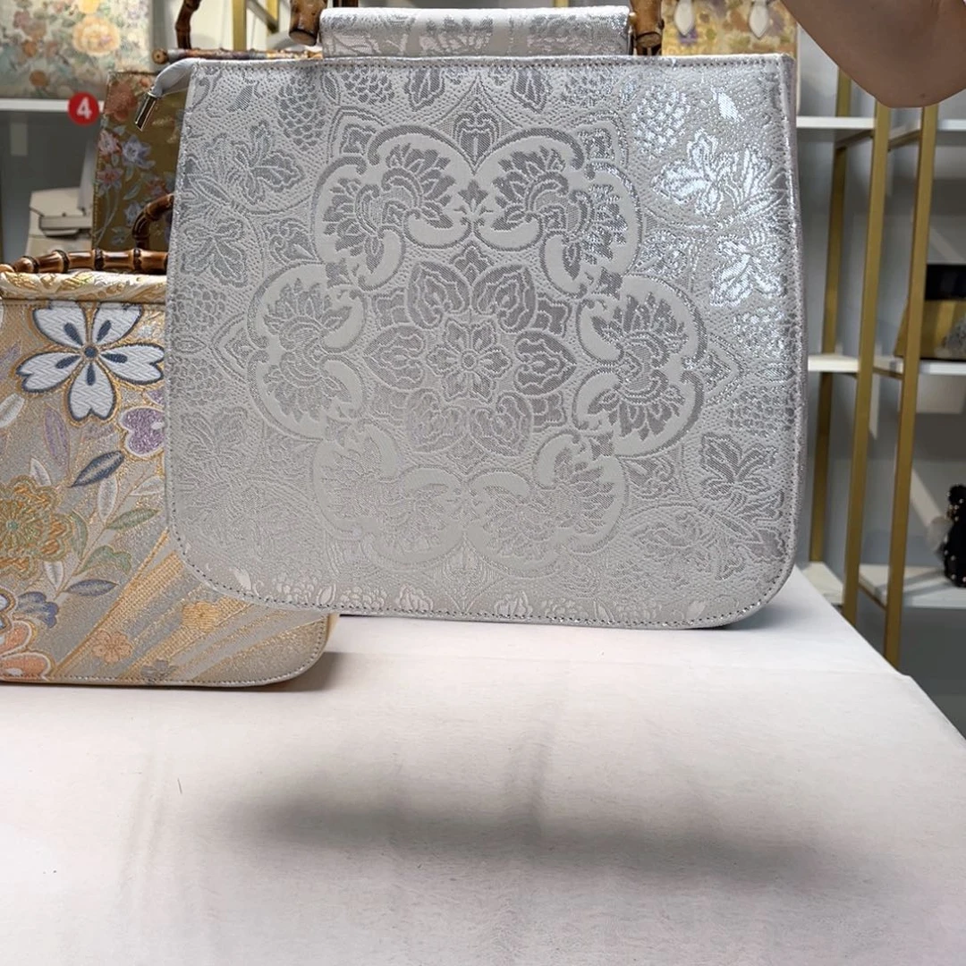 织绣高定风雨中的花朵，倔强又美丽。