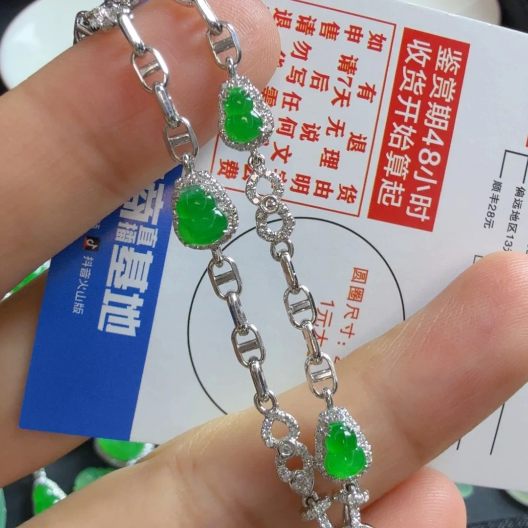 颈饰18K金镶嵌翡翠葫芦