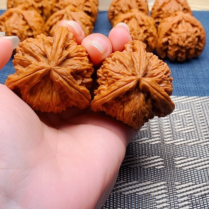 韩***汐文玩核桃吊坠三棱