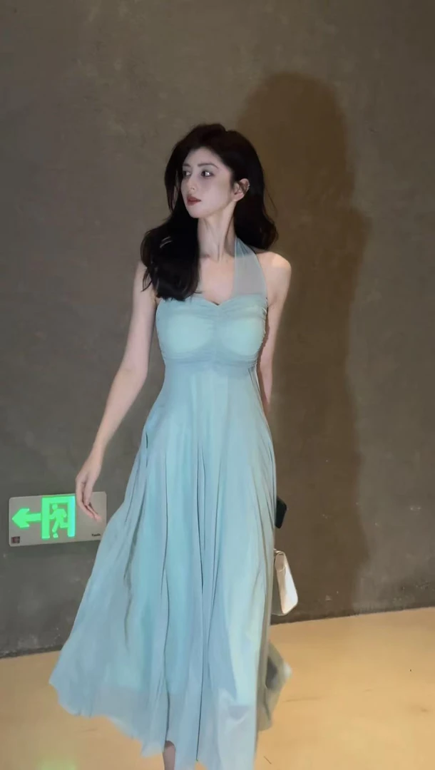 气质纯欲优雅挂脖露背连衣裙春夏显瘦氛围纱裙