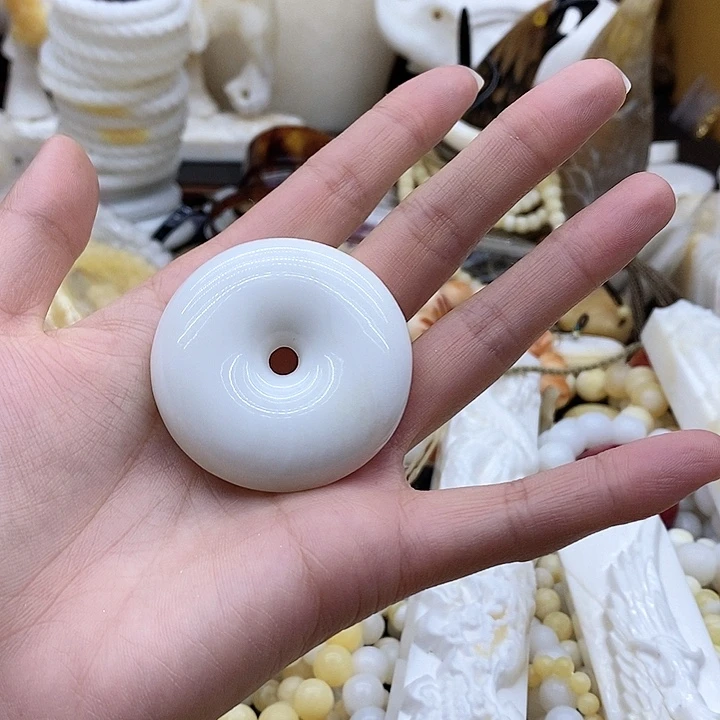 瓷白的墙面上有一个小孔