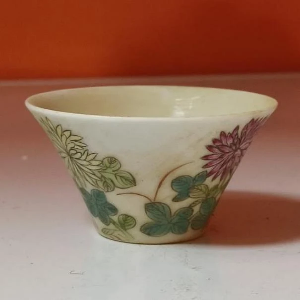 清代 3208清晚期 粉彩花卉纹马蹄杯