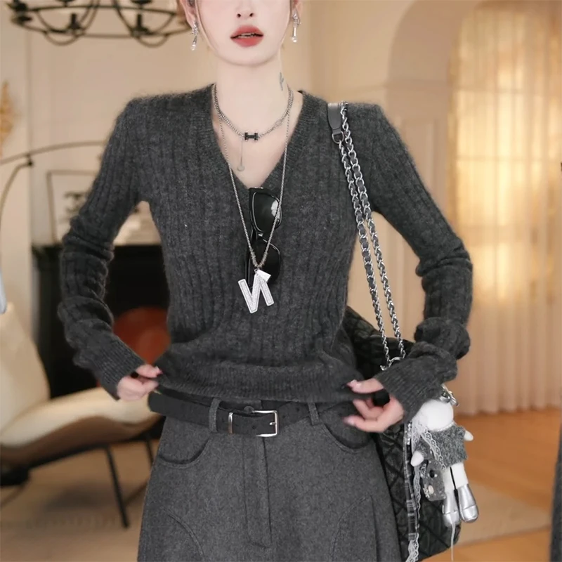 高级感灰色v领针织内衫搭女秋冬季2025新款修身短款纯欲长袖上衣