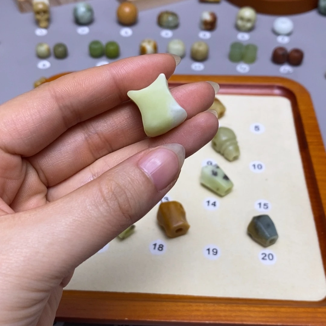 蛇纹石玉配饰合金风*