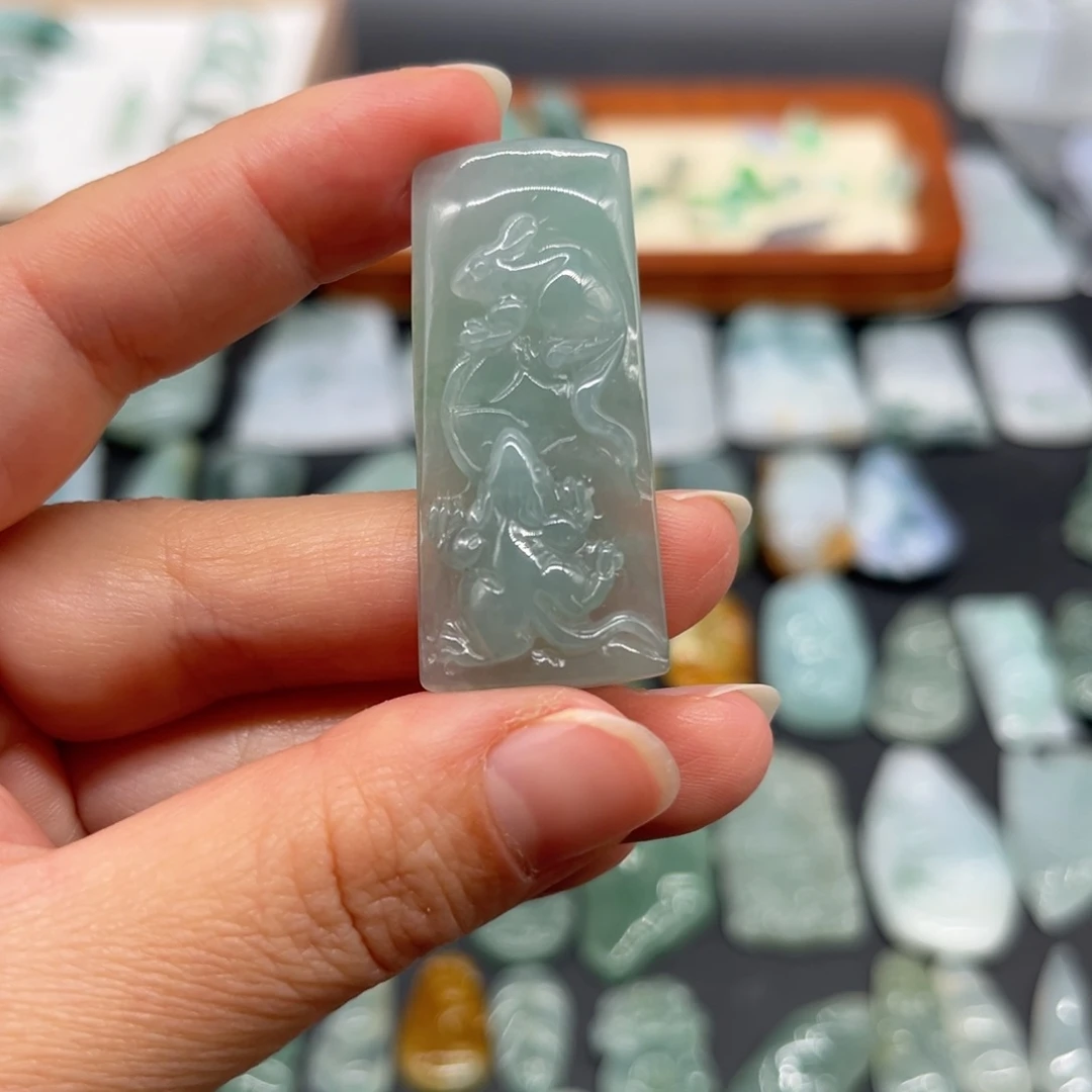 翡翠未镶嵌颈饰鼠牌