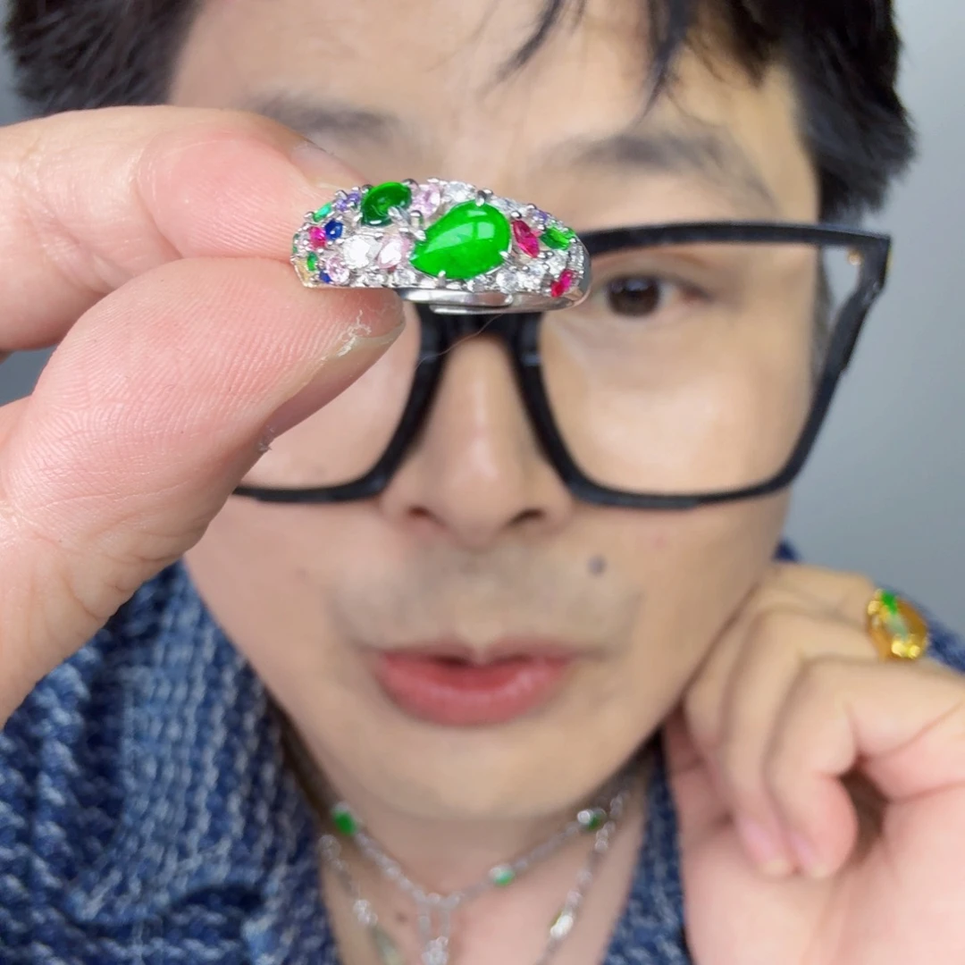 翡翠未镶嵌颈饰一件