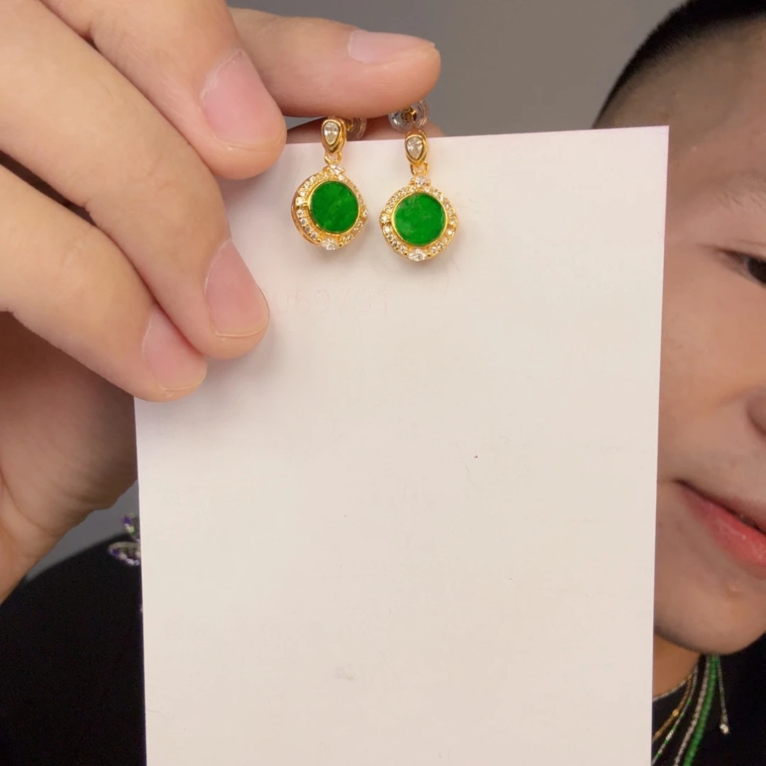 翡翠未镶嵌颈饰一对