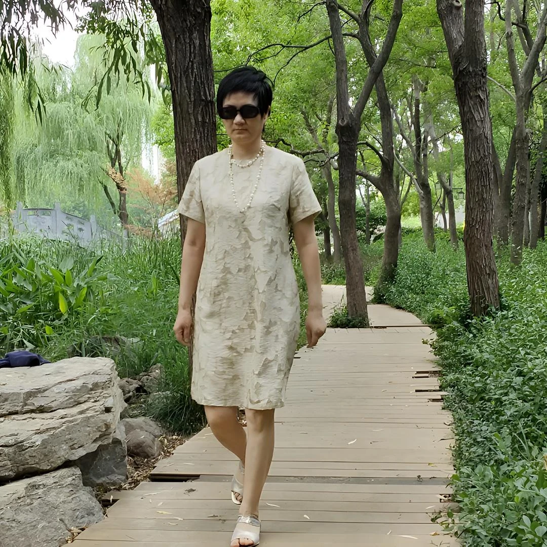 夏季新款透气剪花轻薄过膝中长款连衣裙修身时尚减龄圆领A字裙