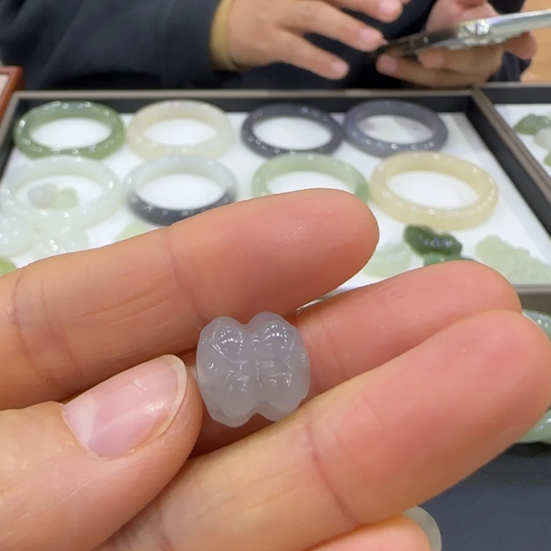 小***饺和田玉未镶嵌颈饰