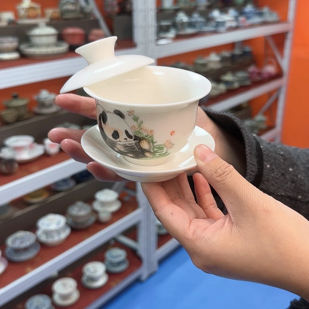 他在这里我很担心她知道