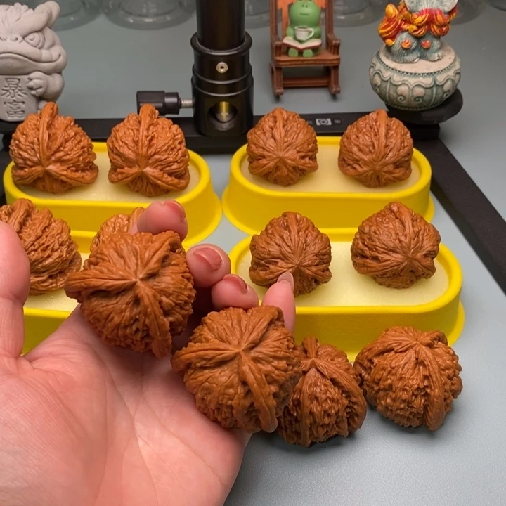 余****吊坠文玩核桃42尺寸白狮子微修