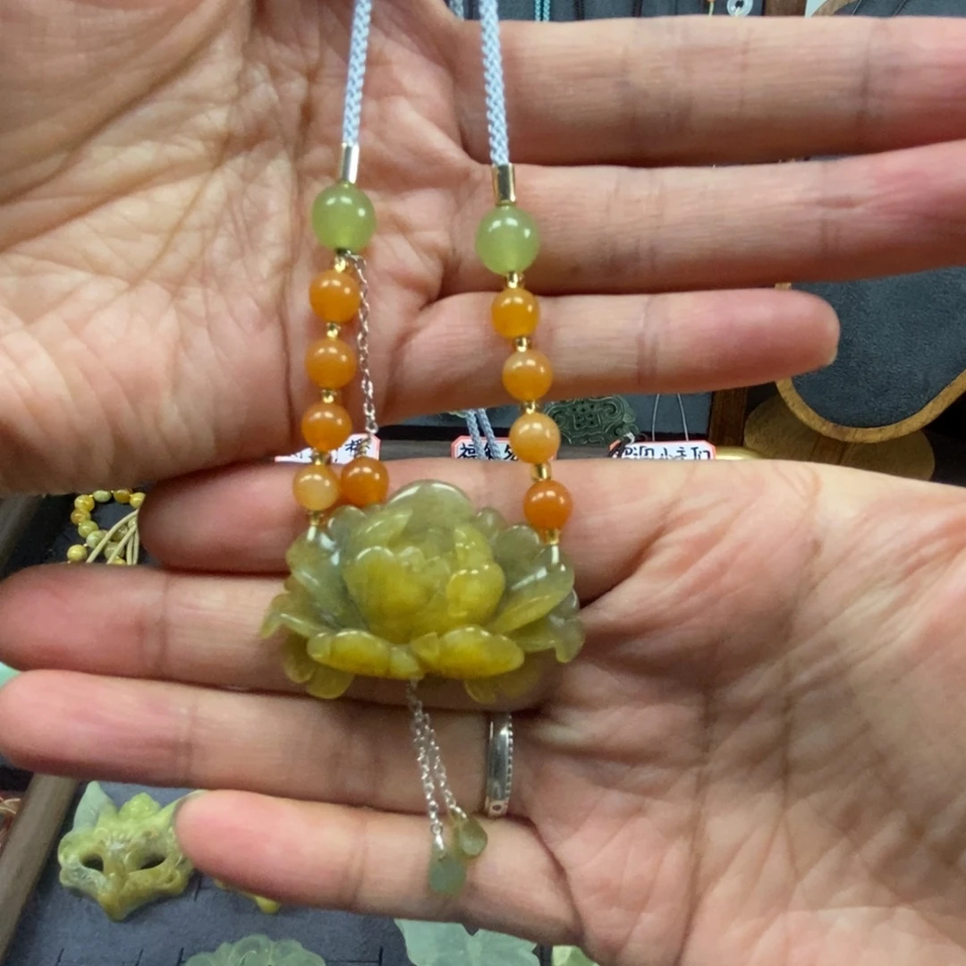 岫玉未镶嵌颈饰牡丹花