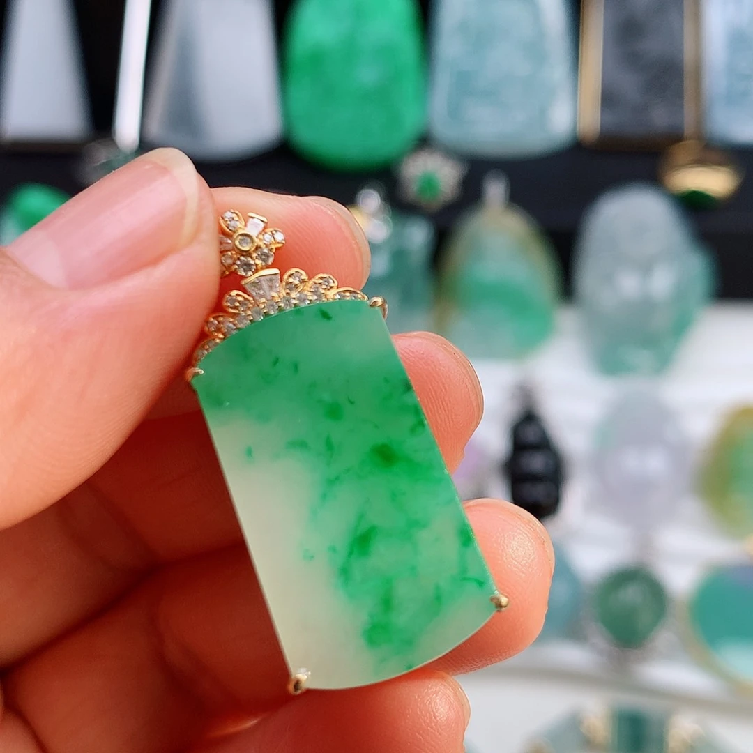 翡翠颈饰未镶嵌无事牌