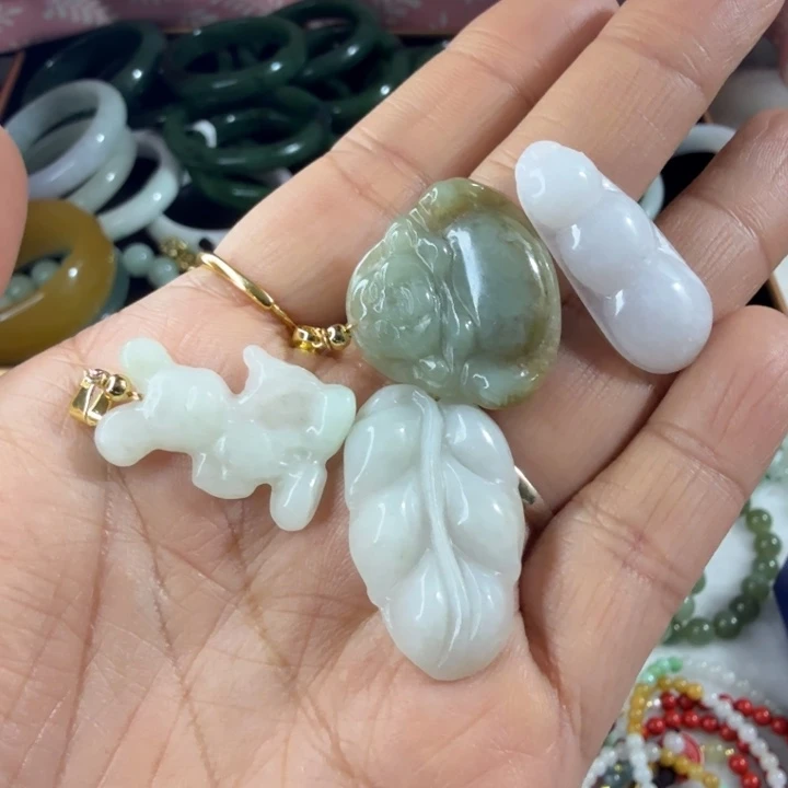 翡翠未镶嵌颈饰4件15.9