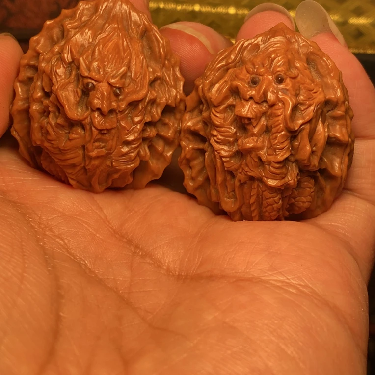 福利苏工核桃雕纯手工雕刻，双龙戏珠，个性十足，表情丰富，四面雕
