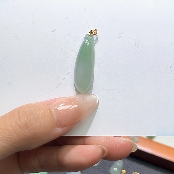 颈饰18K金镶嵌翡翠