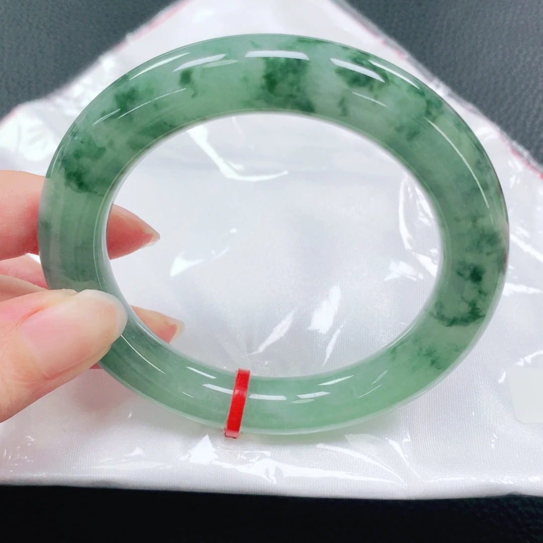 翡翠手镯未镶嵌54圈