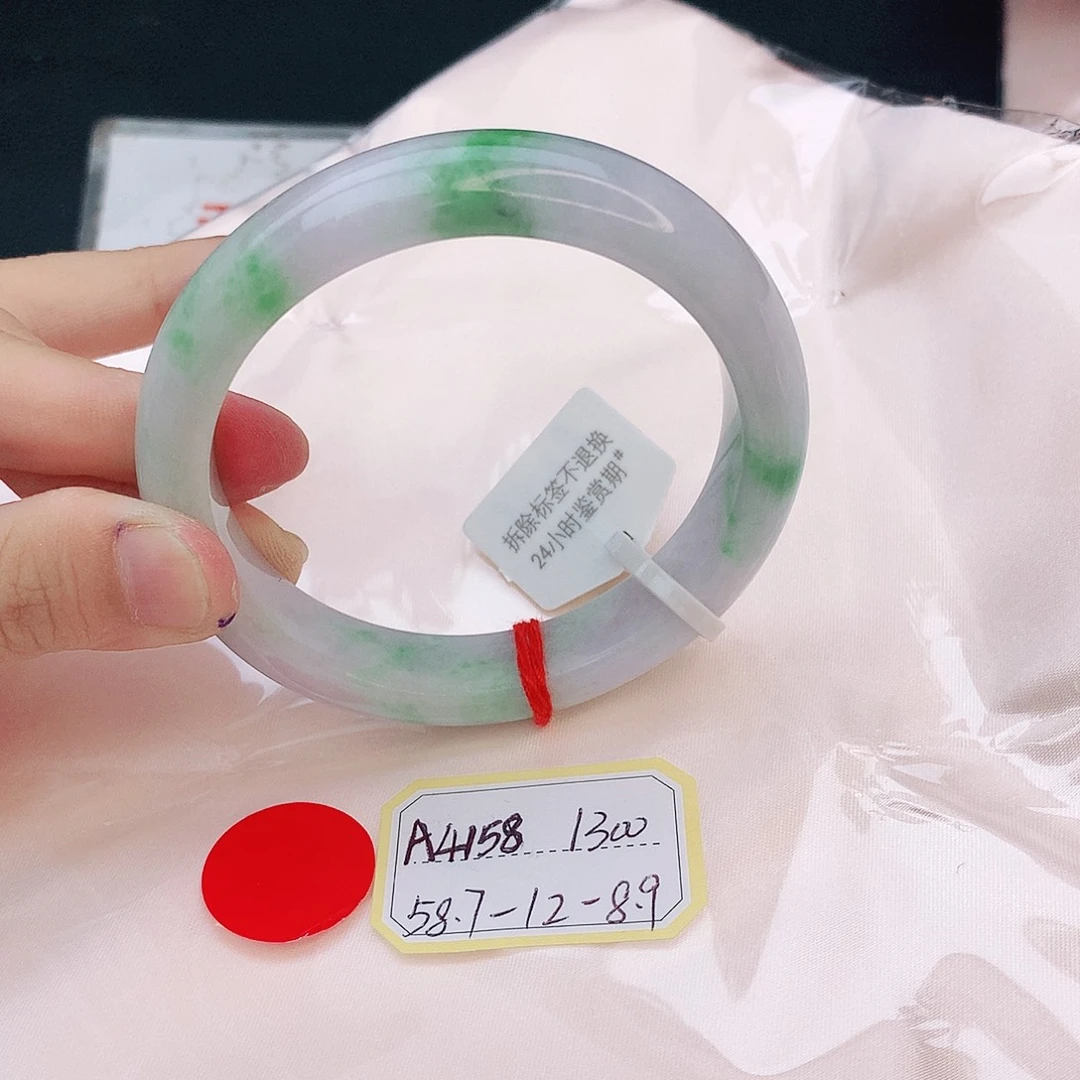 翡翠手镯未镶嵌翡翠