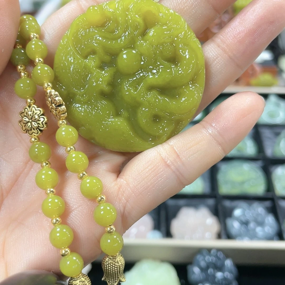 蛇纹石玉颈饰合金