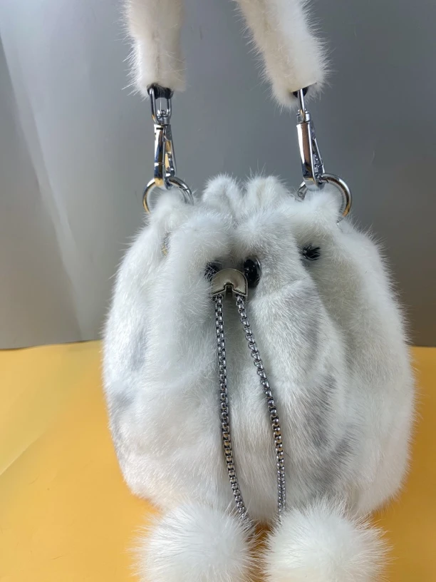 毛球款手提水桶包，时尚百搭