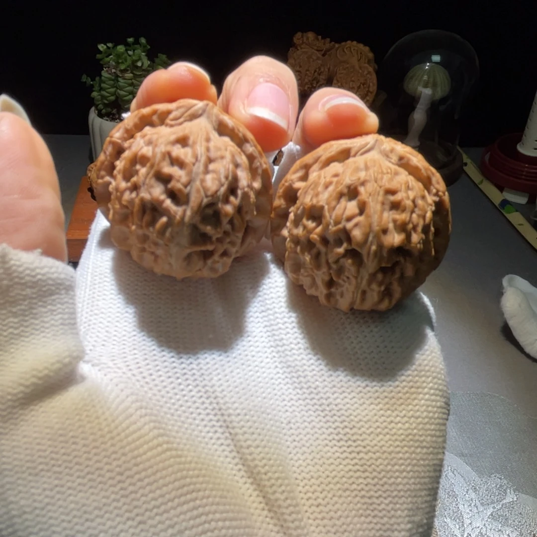 文玩核桃吊坠三角白35。37。