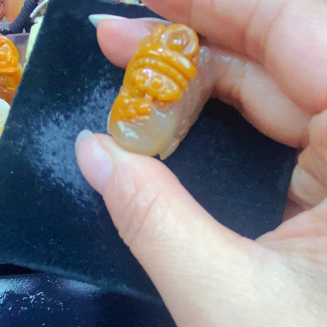 未镶嵌石英质玉（黄龙玉）颈饰