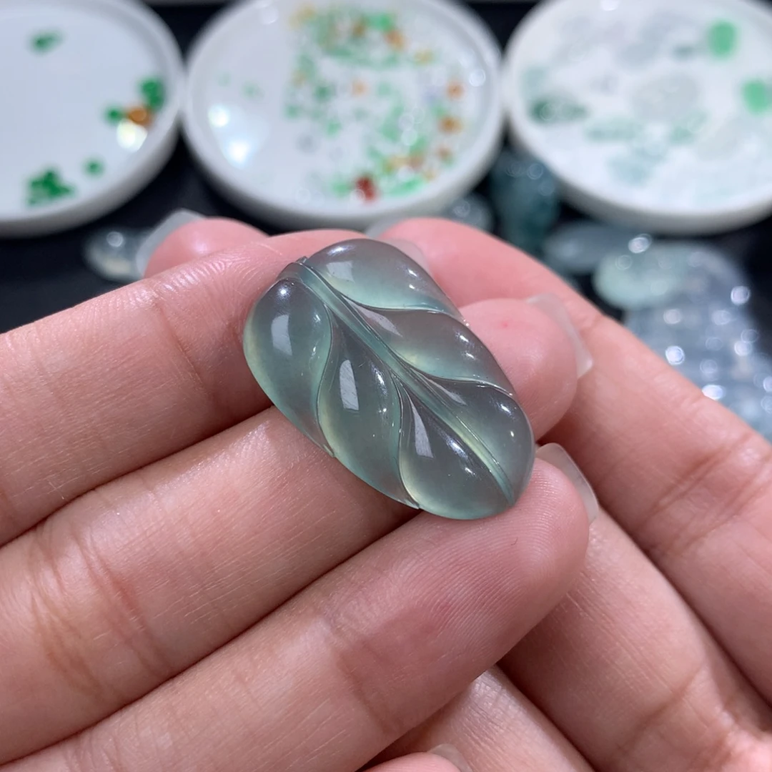 翡翠裸石未镶嵌湖水冰绿叶子