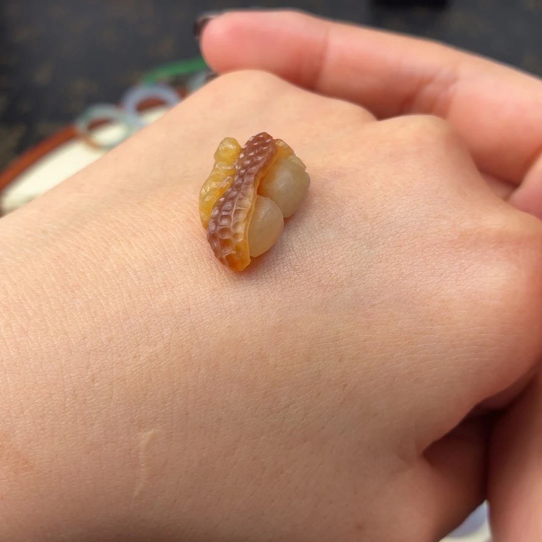 翡翠未镶嵌颈饰花生