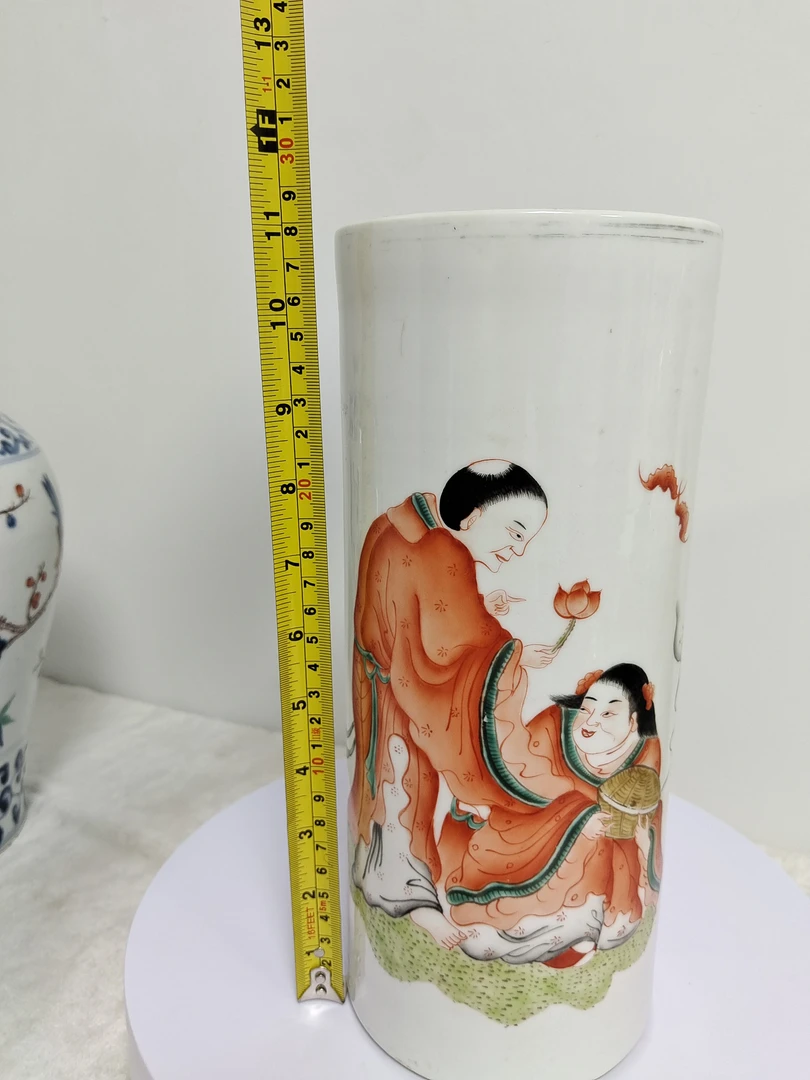 精美浅绛彩仕女帽筒，绘画工艺精湛