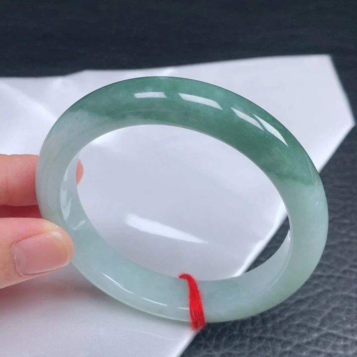 翡翠手镯未镶嵌。。