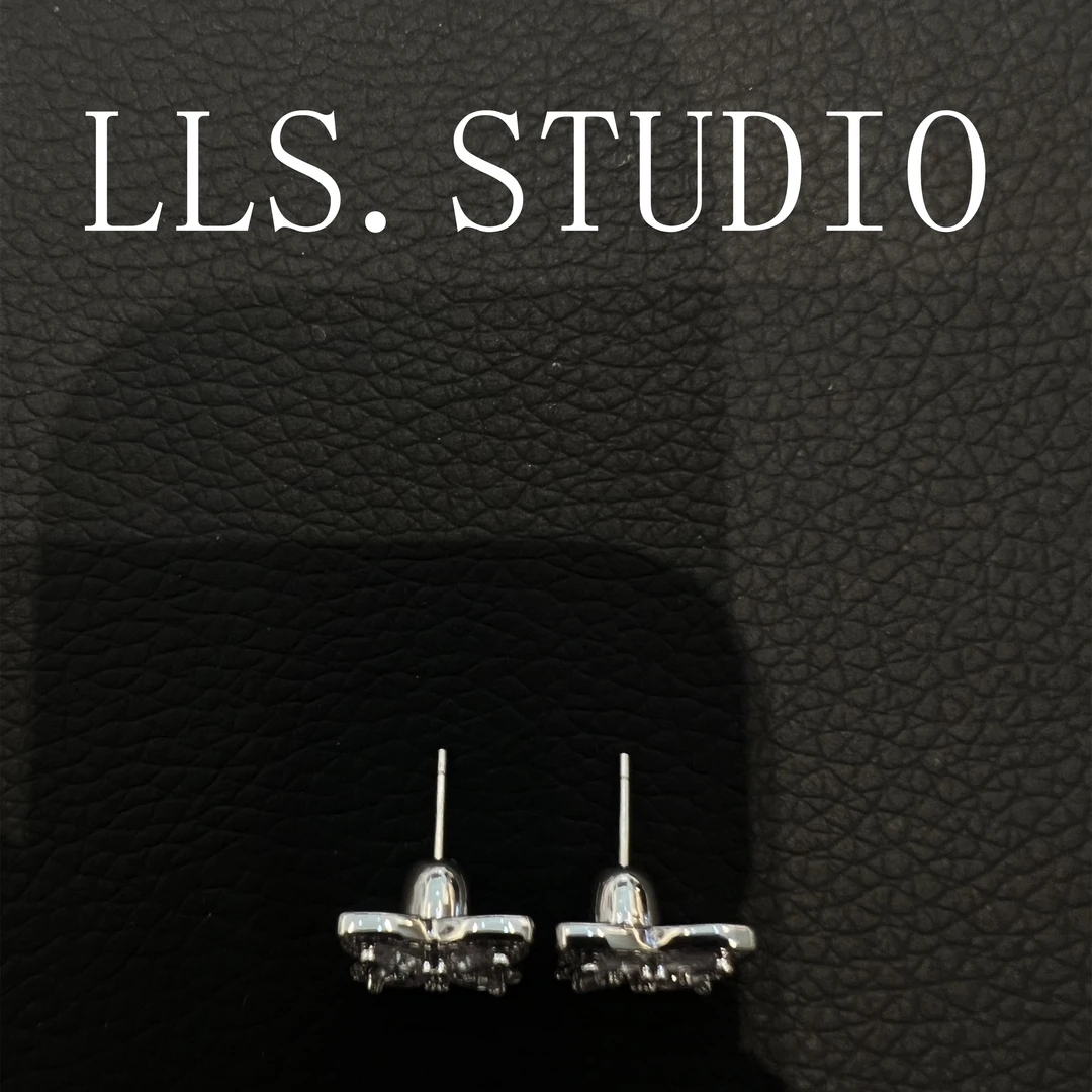 s925银针莫桑石耳饰 四花  7160