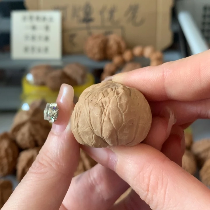 江***2文玩核桃吊坠异形单只，有瑕疵