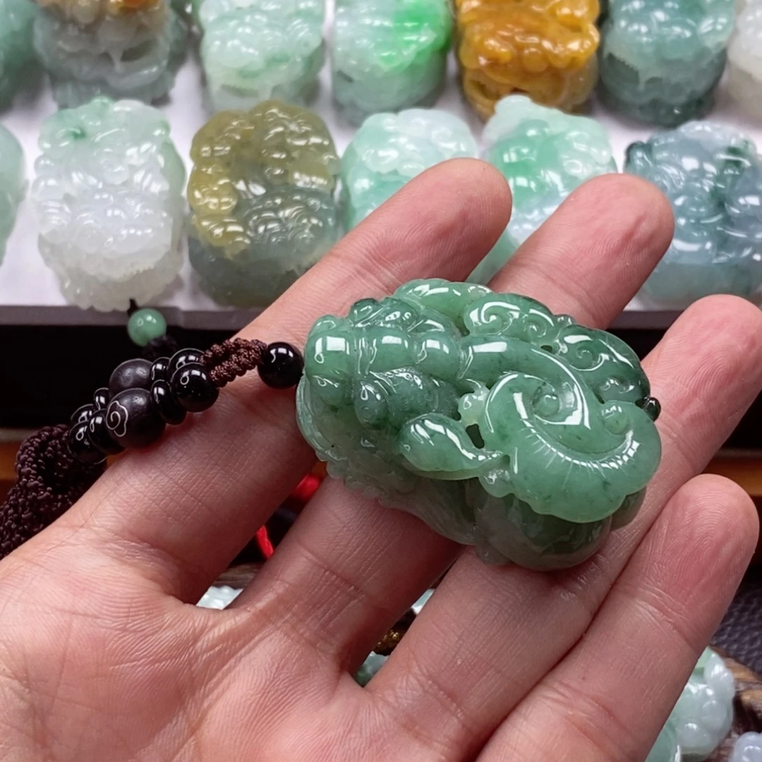 翡翠未镶嵌颈饰貔貅