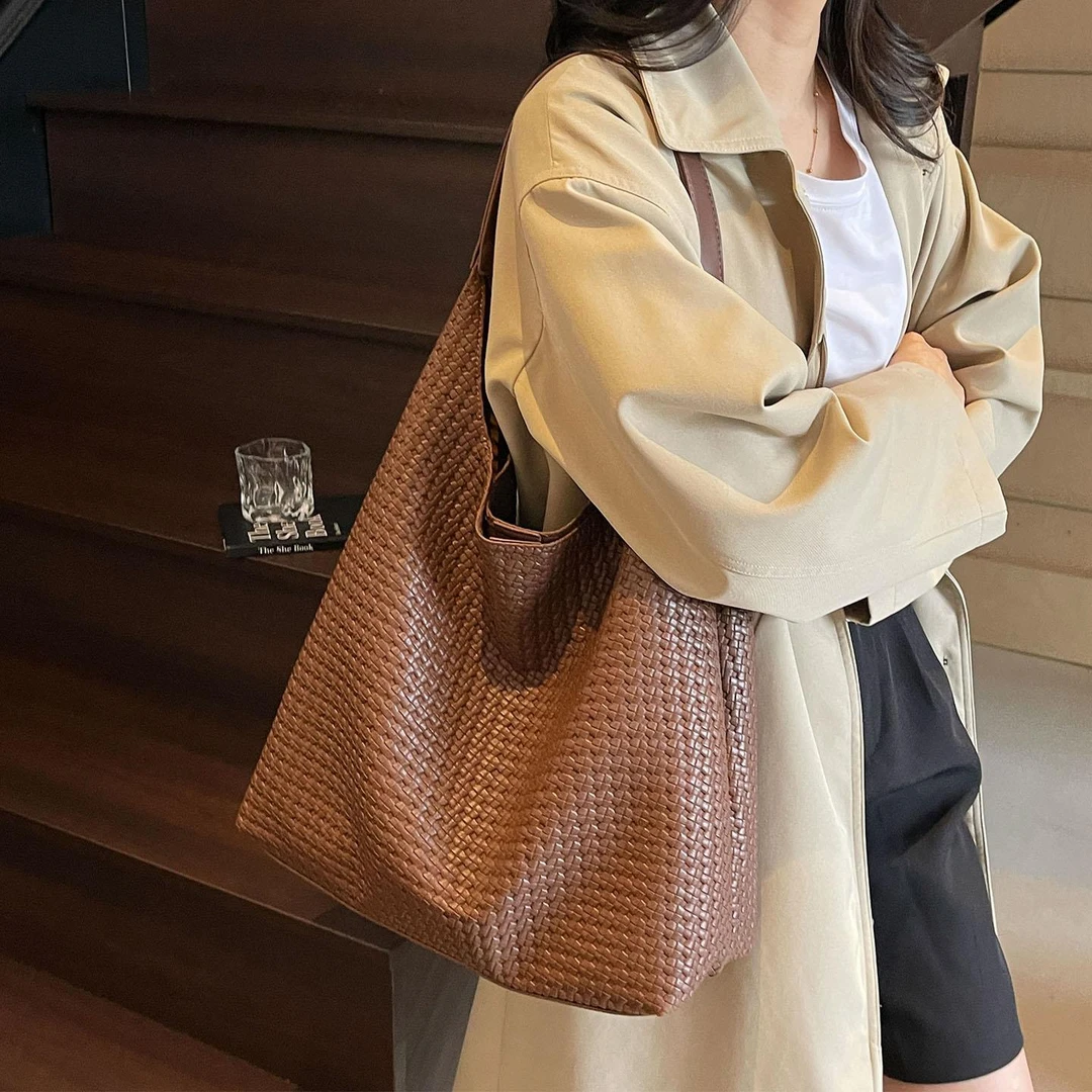 秋季复古大容量包包女式2025新款时尚通勤单肩包编织托讬特水桶包